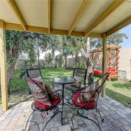 Anastasia Cottage, 2 Bedrooms, Walk To Beach, Sleep 4